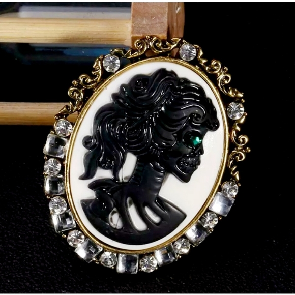Gold plated green and white crystal cameo skull woman necklace/brooch - Picture 14 of 16
